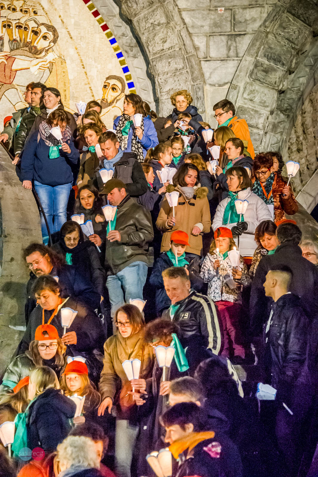 Photos de groupe devant la basilique après la procession