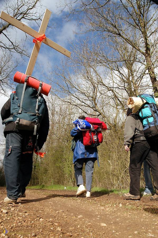 Nom de l'image : D1120195-01_(c)Norbert-JUNG — Description :  PËlerinage de Chartres 2004