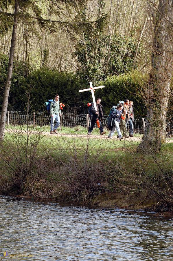 Nom de l'image : D1120245-01_(c)Norbert-JUNG — Description :  PËlerinage de Chartres 2004