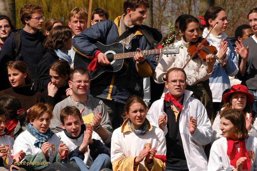 Nom de l'image : D1120475-01_(c)Norbert-JUNG — Description :  PËlerinage de Chartres 2004