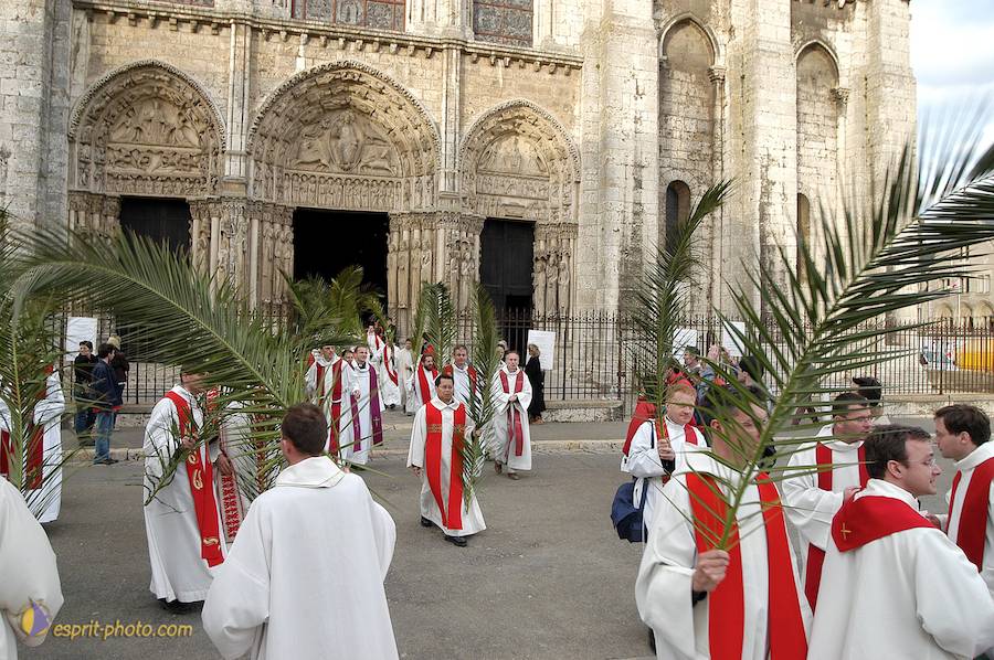 Nom de l'image : D1121044-01_(c)Norbert-JUNG — Description :  PËlerinage de Chartres 2004