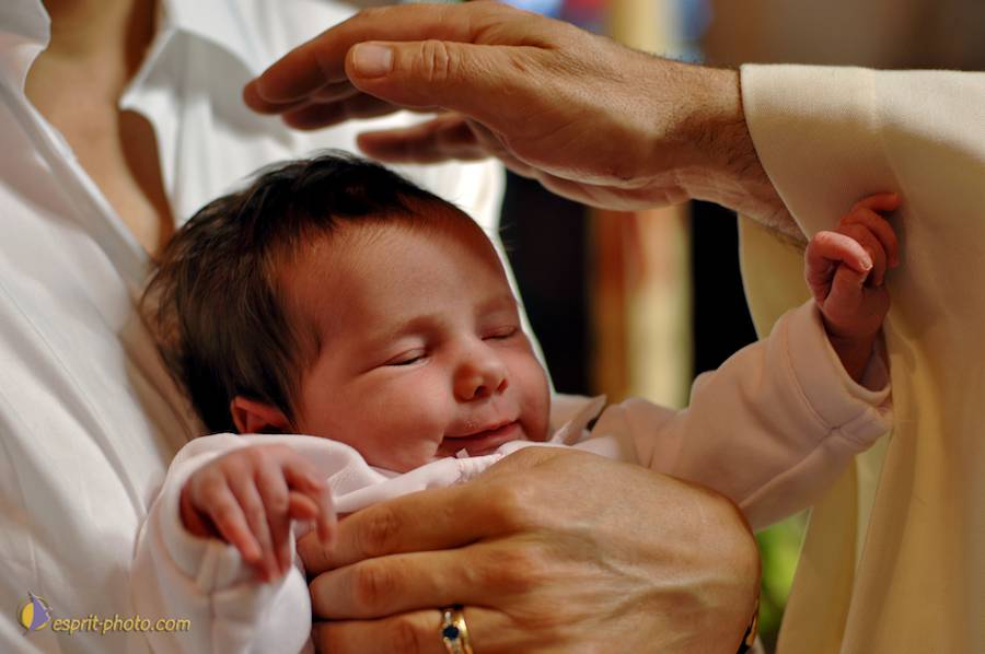Nom de l'image : D2226204_1_(c)Norbert-JUNG — Description :  BaptÍme de bÈbÈ