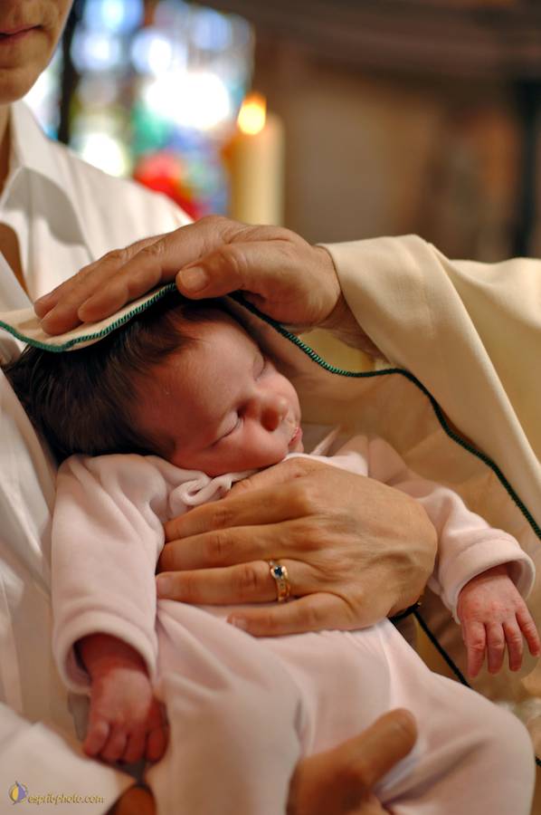 Nom de l'image : D2226242_1_(c)Norbert-JUNG — Description :  Baptême de bébé