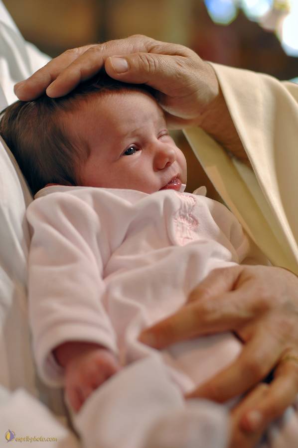 Nom de l'image : D2226279_1_(c)Norbert-JUNG — Description :  Baptême de bébé