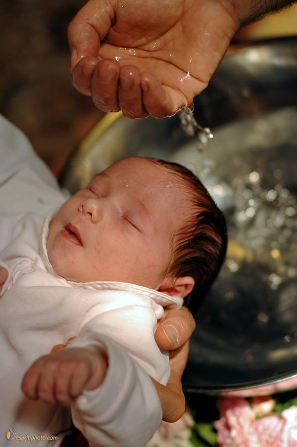 Nom de l'image : D2226475_1_(c)Norbert-JUNG — Description :  BaptÍme de bÈbÈ