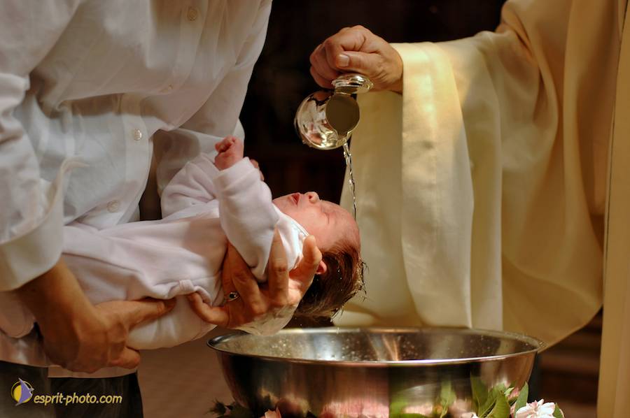 Nom de l'image : D2226577_1_(c)Norbert-JUNG — Description :  BaptÍme de bÈbÈ