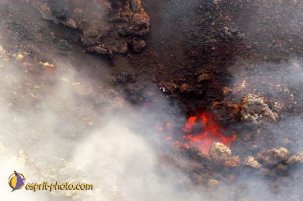 Nom de l'image : EP08-0390 — Description :  Etna - Eruption du volcan sur l'Etna en Sicile le 15/09/2005