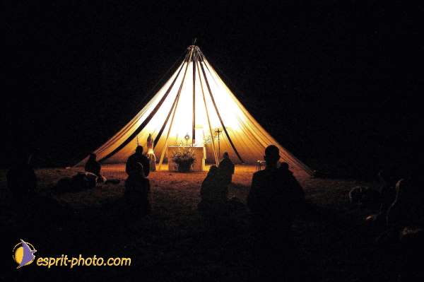 Nom de l'image : Fond_D_Ecran_Ep08-0002 — Description :