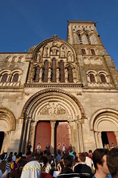 Nom de l'image : E2068947_1 — Description :  Routes de Vezelay 2008