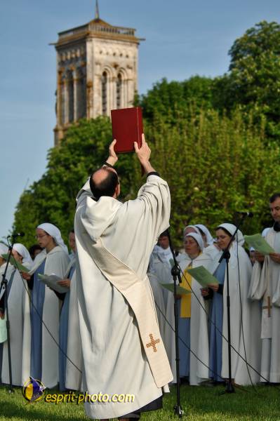 Nom de l'image : E2069197_1 — Description :  Routes de Vezelay 2008