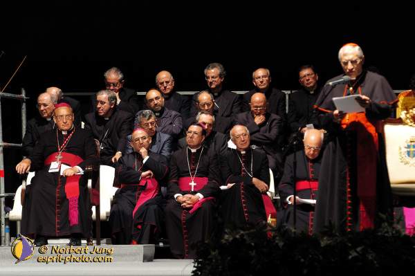 Nom de l'image : D1157890-01 — Description :  Pèlerinage année jubilaire 2004 à St Jacques de Compostelle