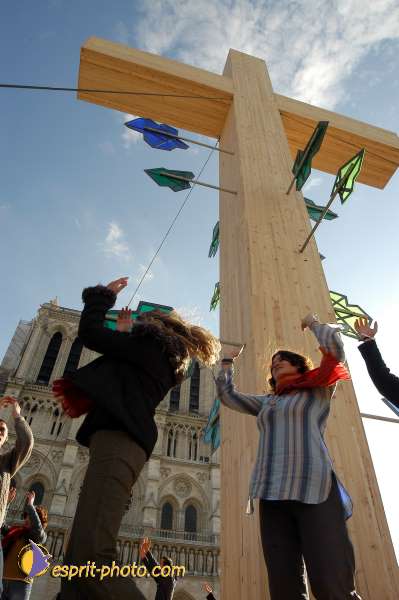 Nom de l'image : D1189399-1 — Description :  Toussaint 2004 - 28 oct - Conférence à ND de Paris et photos devant la croix