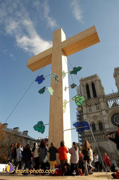 Nom de l'image : D1189404-1 — Description :  Toussaint 2004 - 28 oct - Conférence à ND de Paris et photos devant la croix
