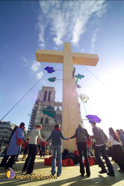 Nom de l'image : D118G507-1 — Description :  Toussaint 2004 - 28 oct - Conférence à ND de Paris et photos devant la croix