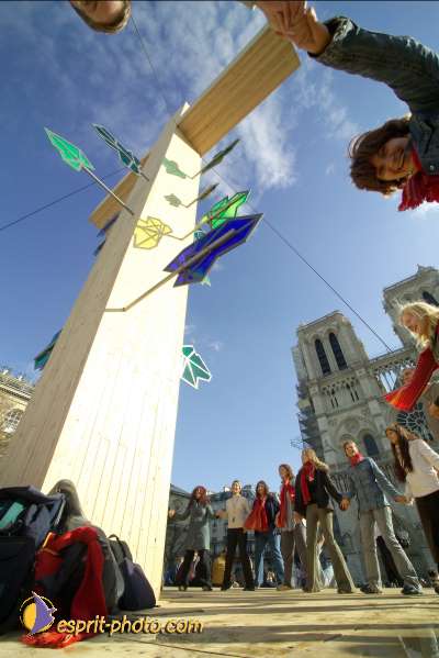 Nom de l'image : D118G518-1 — Description :  Toussaint 2004 - 28 oct - Conférence à ND de Paris et photos devant la croix