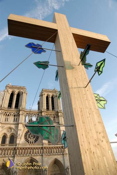 Nom de l'image : E00015370-1 — Description :  Toussaint 2004 - 28 oct - Conférence à ND de Paris et photos devant la croix