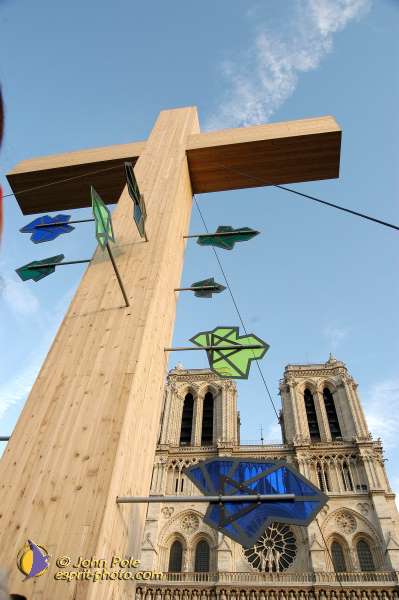 Nom de l'image : E00015380-1 — Description :  Toussaint 2004 - 28 oct - Conférence à ND de Paris et photos devant la croix