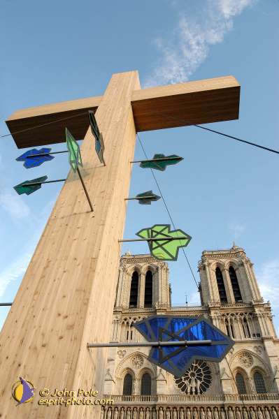 Nom de l'image : E00015381-1 — Description :  Toussaint 2004 - 28 oct - Conférence à ND de Paris et photos devant la croix