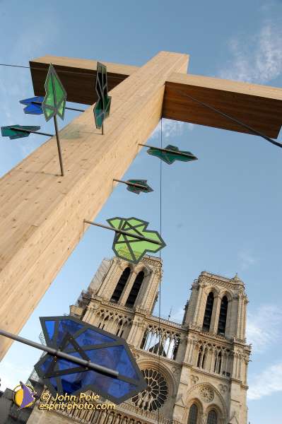 Nom de l'image : E00015382-1 — Description :  Toussaint 2004 - 28 oct - Conférence à ND de Paris et photos devant la croix