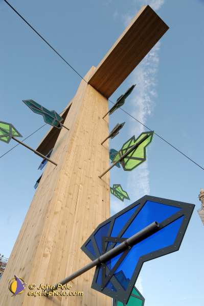 Nom de l'image : E00015392-1 — Description :  Toussaint 2004 - 28 oct - Conférence à ND de Paris et photos devant la croix