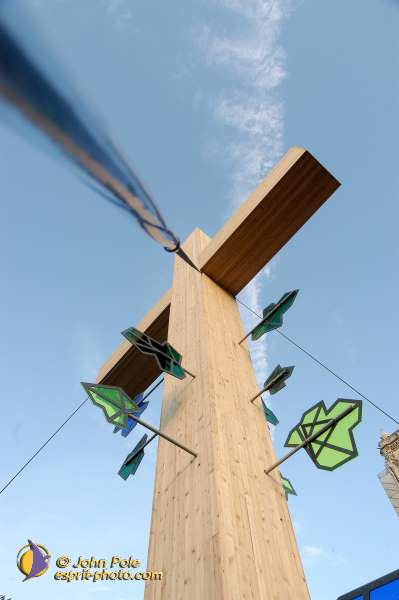 Nom de l'image : E00015397-1 — Description :  Toussaint 2004 - 28 oct - Conférence à ND de Paris et photos devant la croix