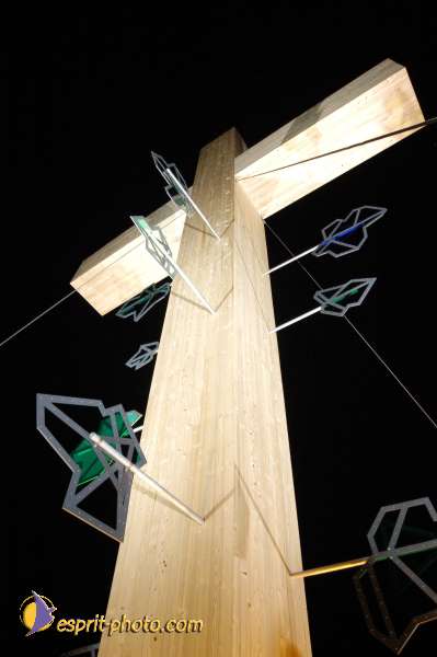 Nom de l'image : E00016146-1 — Description :  Toussaint 2004 - 28 oct - Conférence à ND de Paris et photos devant la croix