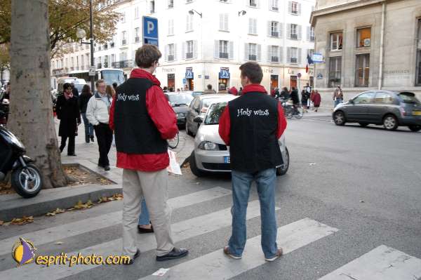 Nom de l'image : E00015407-1 — Description :  Toussaint 2004 - 28 oct - Conférence à ND de Paris et photos devant la croix