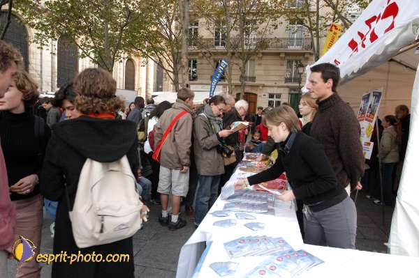 Nom de l'image : E00015413-1 — Description :  Toussaint 2004 - 28 oct - Conférence à ND de Paris et photos devant la croix