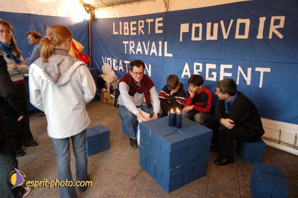 Nom de l'image : E00015423-1 — Description :  Toussaint 2004 - 28 oct - Conférence à ND de Paris et photos devant la croix