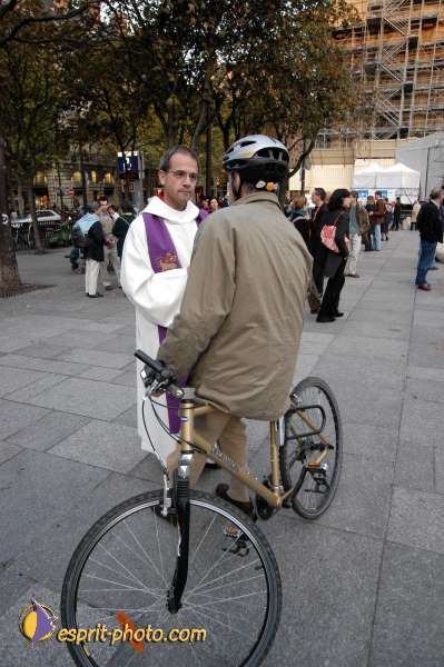 Nom de l'image : E00015445-1 — Description :  Toussaint 2004 - 28 oct - Conférence à ND de Paris et photos devant la croix