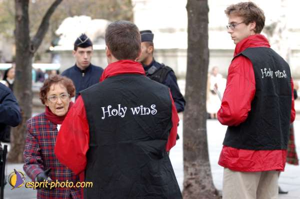 Nom de l'image : E00015451-1 — Description :  Toussaint 2004 - 28 oct - Conférence à ND de Paris et photos devant la croix