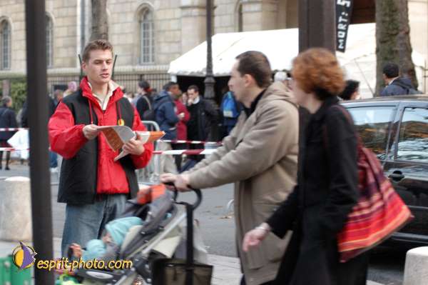 Nom de l'image : E00015455-1 — Description :  Toussaint 2004 - 28 oct - Conférence à ND de Paris et photos devant la croix