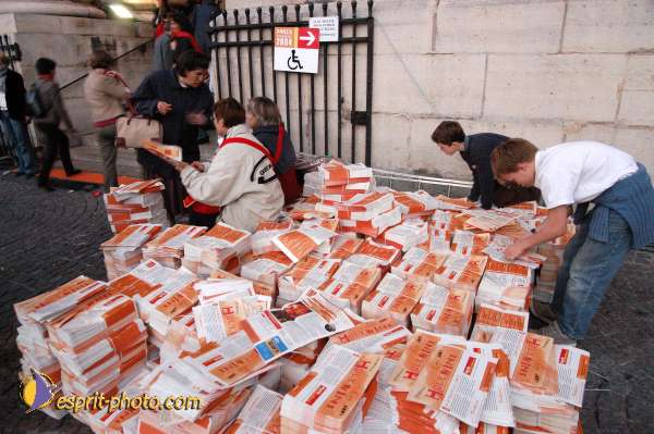 Nom de l'image : E00015492-1 — Description :  Toussaint 2004 - 28 oct - Conférence à ND de Paris et photos devant la croix