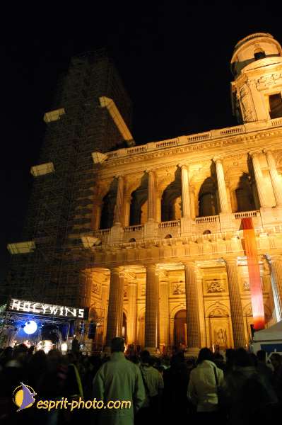 Nom de l'image : E00015545-1 — Description :  Toussaint 2004 - 28 oct - Conférence à ND de Paris et photos devant la croix