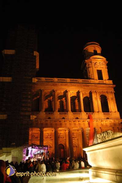 Nom de l'image : E00015594-1 — Description :  Toussaint 2004 - 28 oct - Conférence à ND de Paris et photos devant la croix