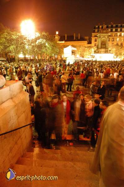 Nom de l'image : E00015617-1 — Description :  Toussaint 2004 - 28 oct - Conférence à ND de Paris et photos devant la croix