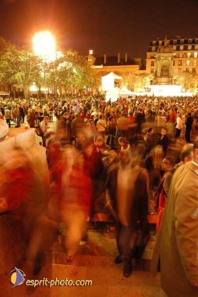 Nom de l'image : E00015618-1 — Description :  Toussaint 2004 - 28 oct - Conférence à ND de Paris et photos devant la croix