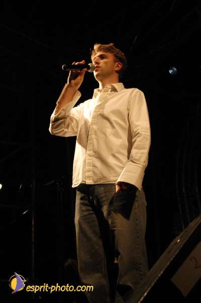 Nom de l'image : E00015644-1 — Description :  Toussaint 2004 - 28 oct - Conférence à ND de Paris et photos devant la croix