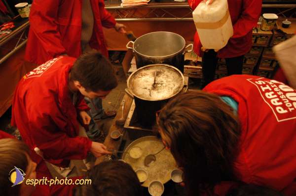 Nom de l'image : E00015657-1 — Description :  Toussaint 2004 - 28 oct - Conférence à ND de Paris et photos devant la croix