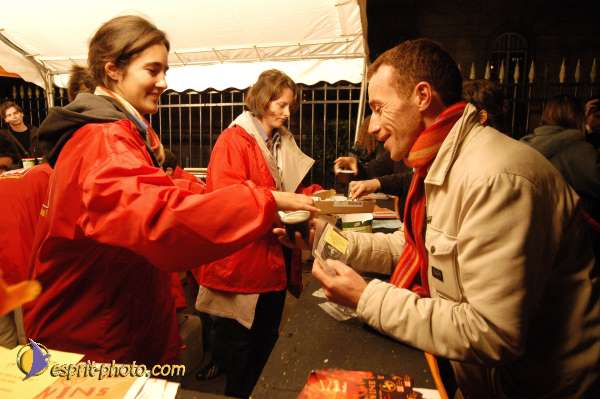 Nom de l'image : E00015675-1 — Description :  Toussaint 2004 - 28 oct - Conférence à ND de Paris et photos devant la croix