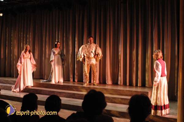 Nom de l'image : E00015228-1 — Description :  Toussaint 2004 - 28 oct - Conférence à ND de Paris et photos devant la croix