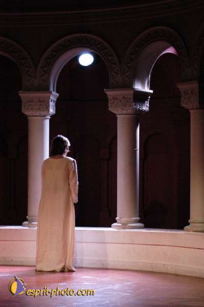 Nom de l'image : E00015282-1 — Description :  Toussaint 2004 - 28 oct - Conférence à ND de Paris et photos devant la croix