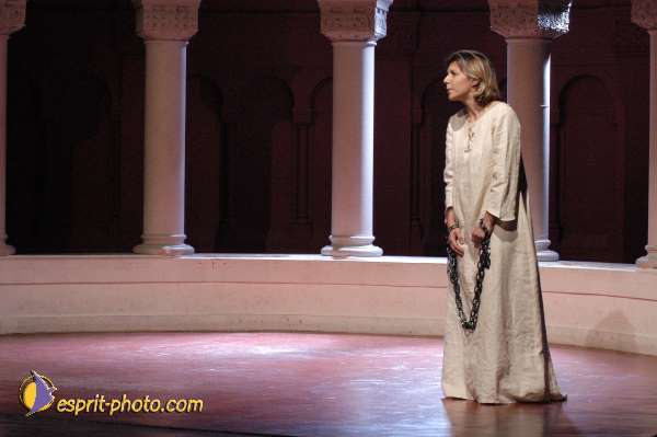 Nom de l'image : E00015289-1 — Description :  Toussaint 2004 - 28 oct - Conférence à ND de Paris et photos devant la croix