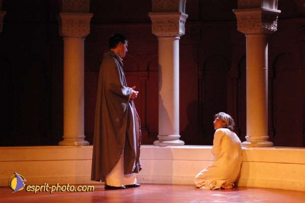 Nom de l'image : E00015308-1 — Description :  Toussaint 2004 - 28 oct - Conférence à ND de Paris et photos devant la croix