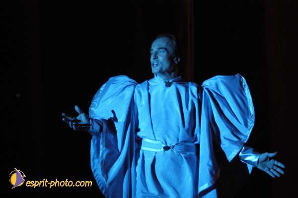 Nom de l'image : E00015313-1 — Description :  Toussaint 2004 - 28 oct - Conférence à ND de Paris et photos devant la croix