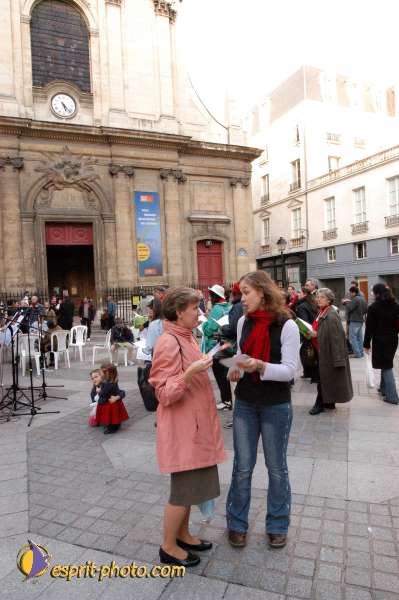 Nom de l'image : E00014985-1 — Description :  Toussaint 2004 - 28 oct - Conférence à ND de Paris et photos devant la croix