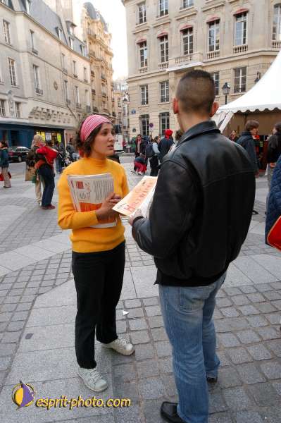 Nom de l'image : E00015002-1 — Description :  Toussaint 2004 - 28 oct - Conférence à ND de Paris et photos devant la croix