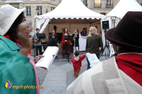Nom de l'image : E00015027-1 — Description :  Toussaint 2004 - 28 oct - Conférence à ND de Paris et photos devant la croix