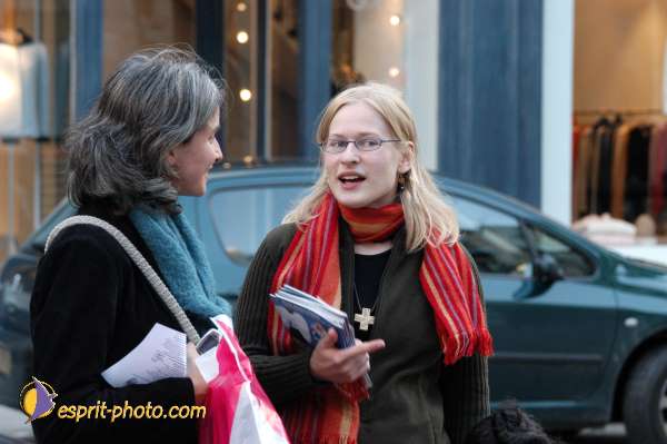 Nom de l'image : E00015041-1 — Description :  Toussaint 2004 - 28 oct - Conférence à ND de Paris et photos devant la croix