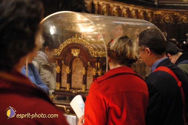 Nom de l'image : E00015077-1 — Description :  Toussaint 2004 - 28 oct - Conférence à ND de Paris et photos devant la croix